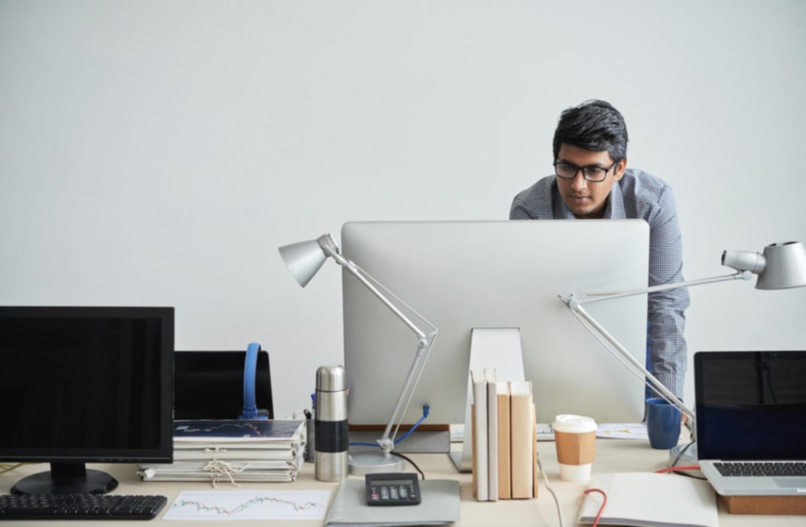 Estudante desenvolvendo evento sazonal em ambiente de trabalho colaborativo